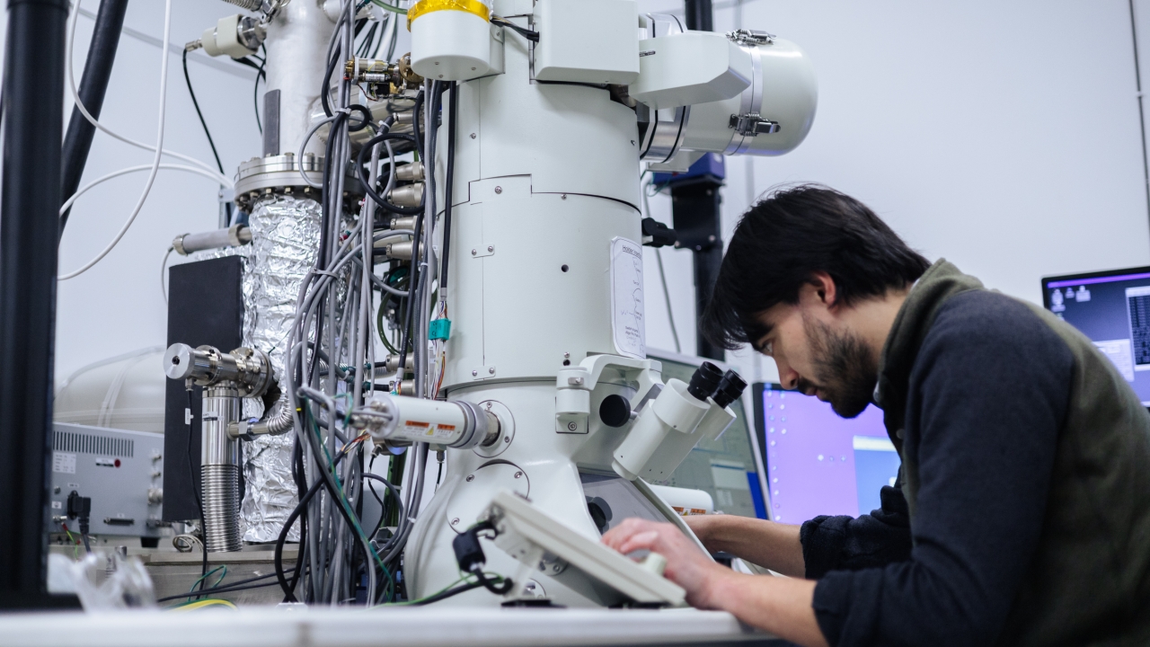 Hudson Shih conducts research in Seung Sae Hong's lab at UC Davis