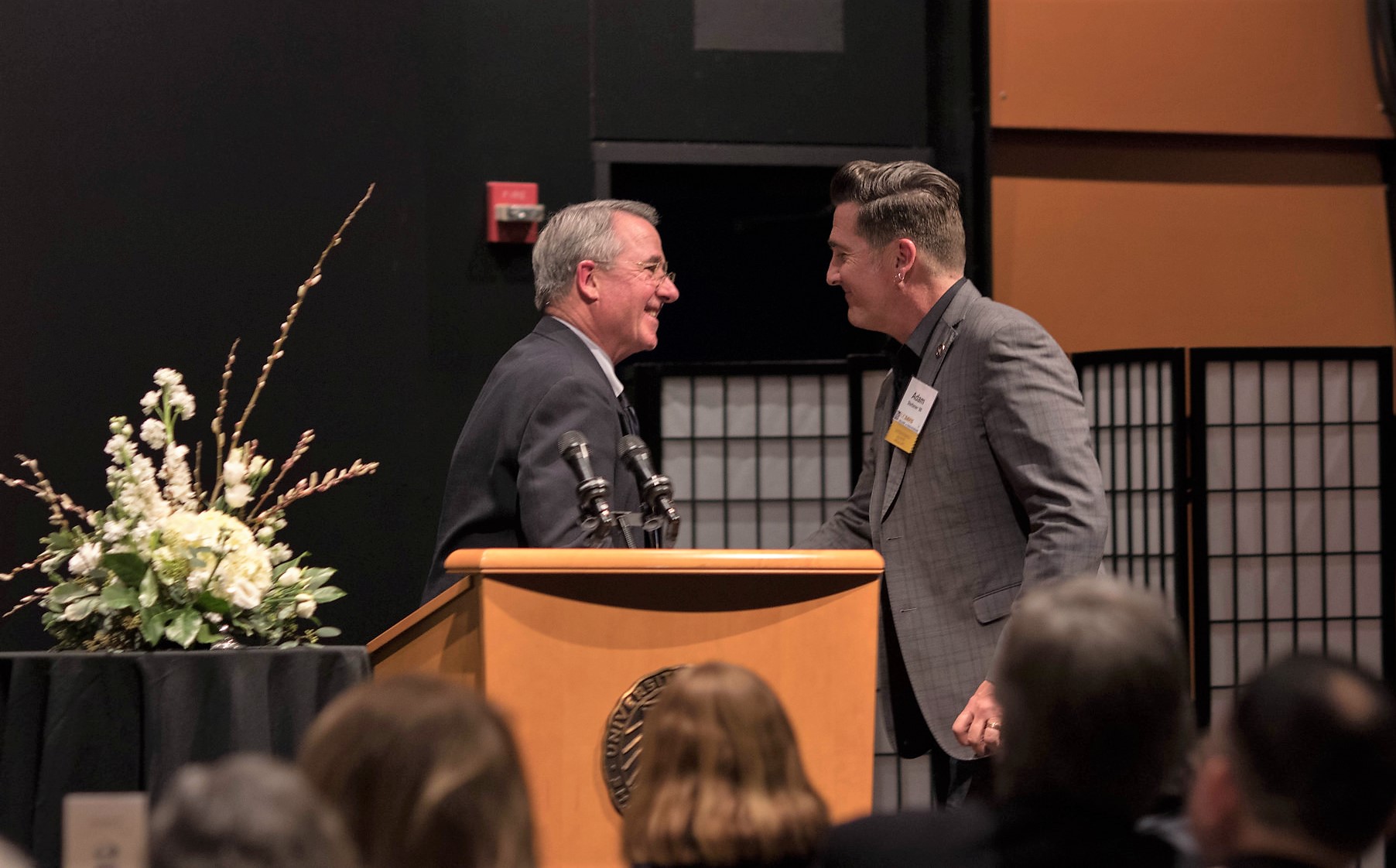 Mechanical and Aerospace Engineering Chair and Professor, Stephen K. Robinson presents engineering alumnus Adam Steltzner with the college’s Distinguished Engineering Alumni Medal on Jan. 19, 2018. Reeta Asmai/UC Davis