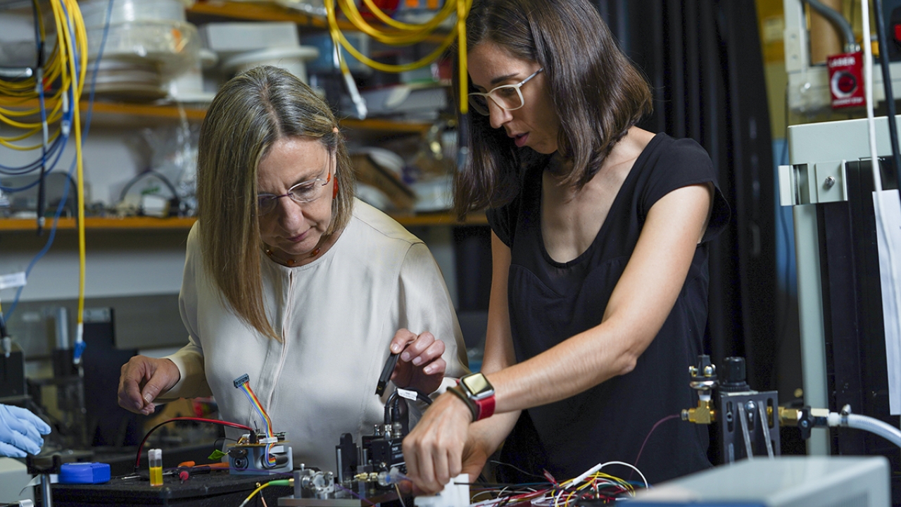 Alfonso García and Professor Laura Marcu in the lab