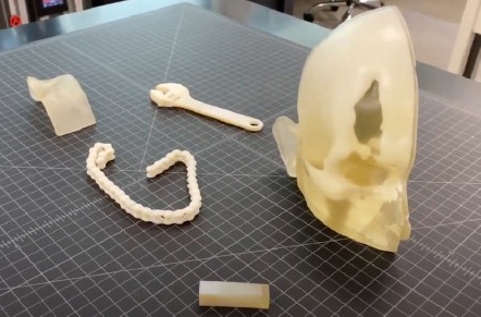 Polymer 3D-printed objects like a bike chain, a wrench and a skull have been made in the TEAM Lab.